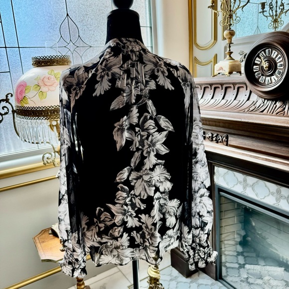 WHBM blouse in size small. - Picture 2 of 5